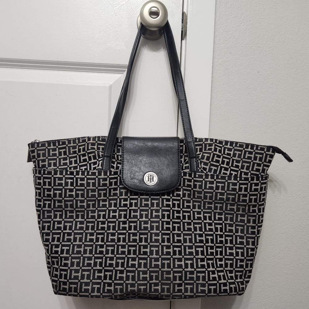 Tommy Hilfiger Black Tote Bag with Sophisticated Design